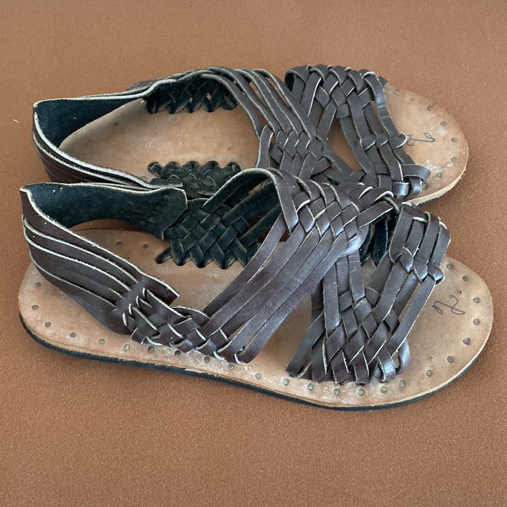 Kid’s Authentic Mexican Handmade Huarache
Michoacan Brown Size 2 - Picture 2 of 6